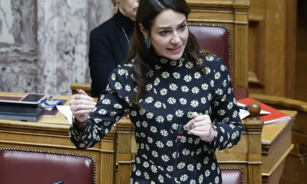 Μιχαηλίδου: «Οι συγχωνεύσεις των σχολείων δεν γίνονται για να περπατάνε τα παιδιά» (Βίντεο)